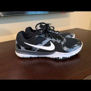 NIKE DANGERUSS WILSON training shoe.